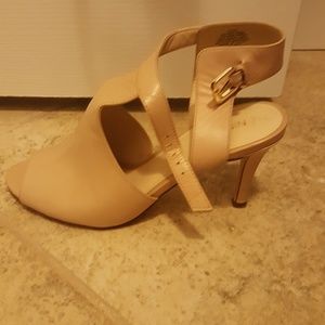 Nine West tan heels. EUC.